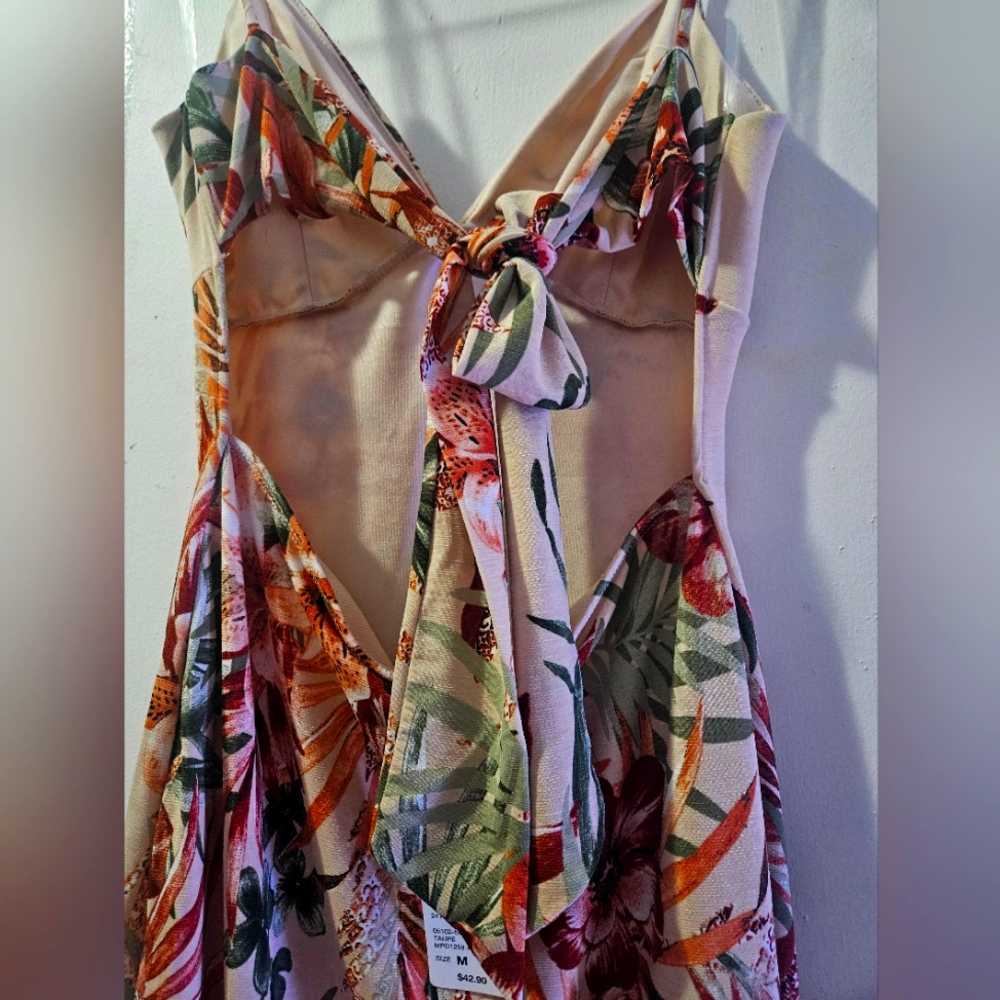Women's dress - Picture 3 of 3